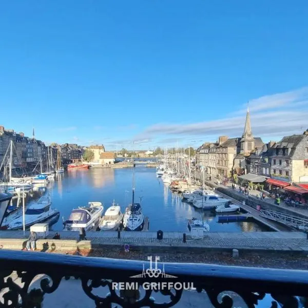 Le Carré - Studio ON the port of Honfleur - Incredible view 2 P, khách sạn ở Honfleur