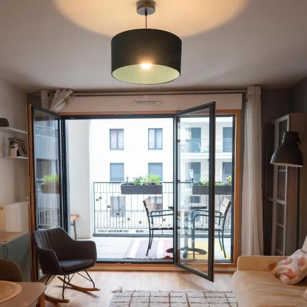 Sérénité totale : appartement ensoleillé, hotel in Clichy