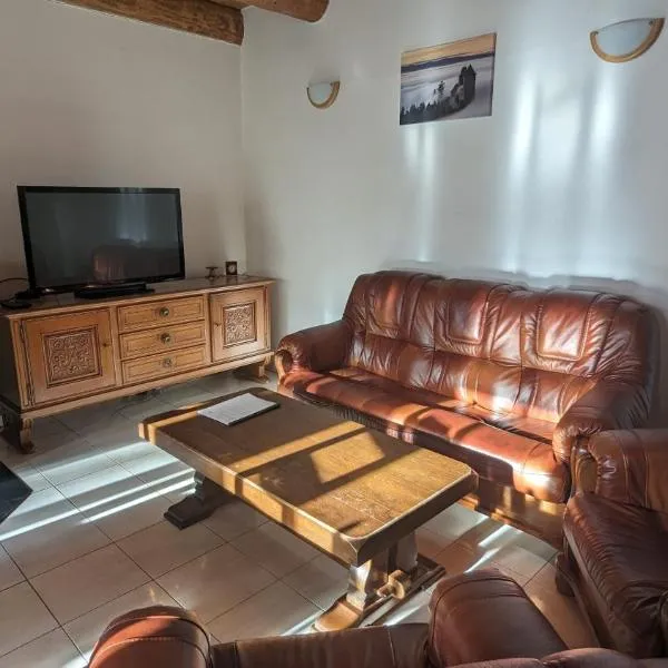 Caldisfarm Bison Lodge I Abgeschiedene Ferienwohnung im Böhmerwald, hotel di Kasperske Hory