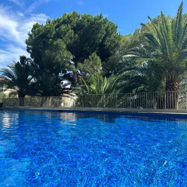 Luxury & Privacy - Entire Floor - Pool, Parking, AC - Plage des Sports - Palais des Festivals 5', hotel v Cannes