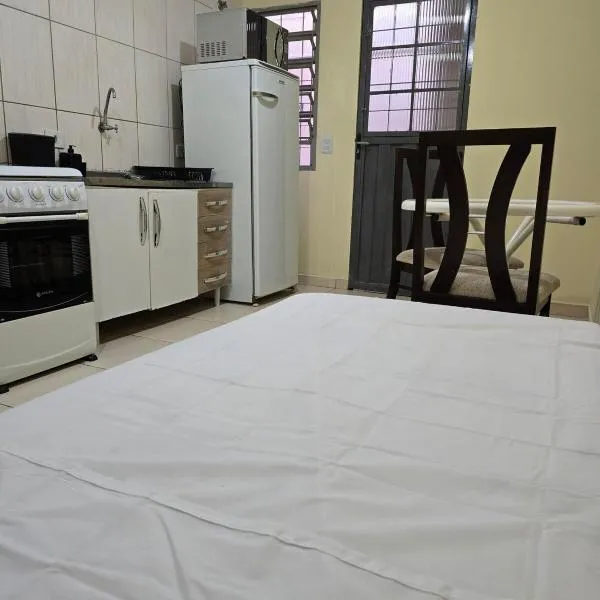 Edificio Hayannes - 01 quarto - cozinha - banheiro - garagem coberta, hotel v destinaci Maringá