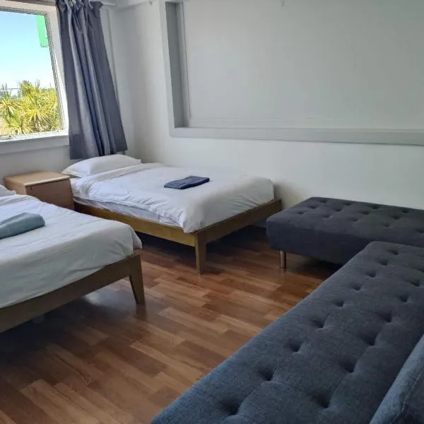 5 Beds including 1 Double Bed, 2 single Beds, 2 Double Sofa Beds, Suite 4, 37 Totara Avenue, New Lynn, hotel in Auckland