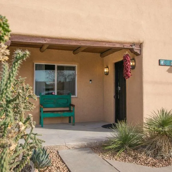 Grandma's Old Town Adobe House! Hot Tub & Pet Friendly & No Pet Fee!, hotel v destinaci Albuquerque