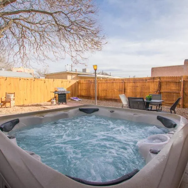 Grandma's Old Town Adobe House! Private Hot Tub-Close to Old Town-Pet Friendly-No Pet Fee!, hotel sa Albuquerque