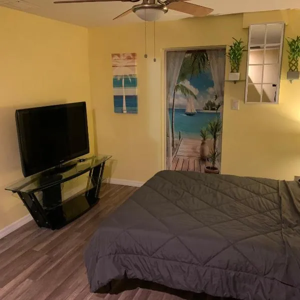 Private room with private bathroom entrance porch and driveway, hotel v destinaci Pinellas Park