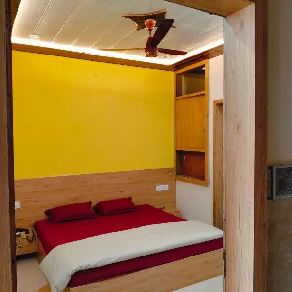 Shri Rajadhiraj Ashray- Nr Mathura Railway Station, hotel v destinaci Mathura