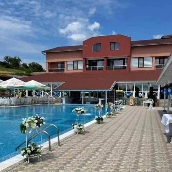 Плувен комплекс Фъц, hotel Opaka városában