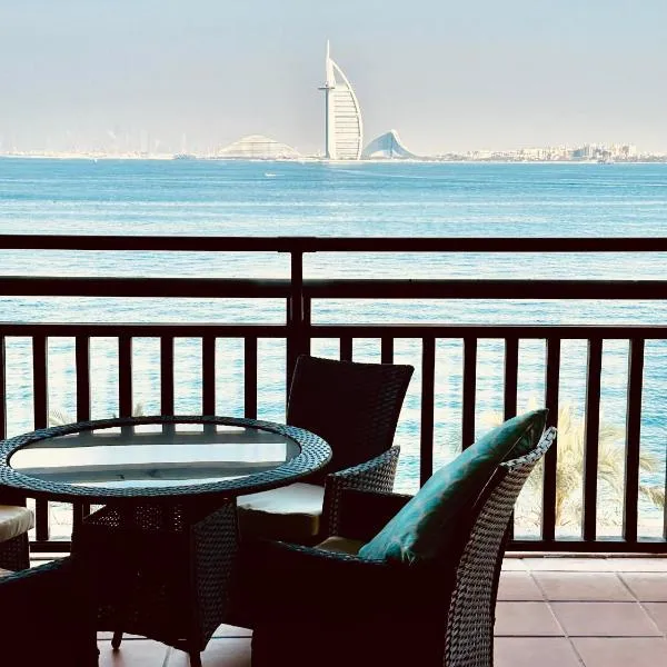 FULL SEA VIEW Burj AlArab and Burj Khalifa, Private Beach, 5 Stars Resort The Palm Jumeirah, khách sạn ở Dubai