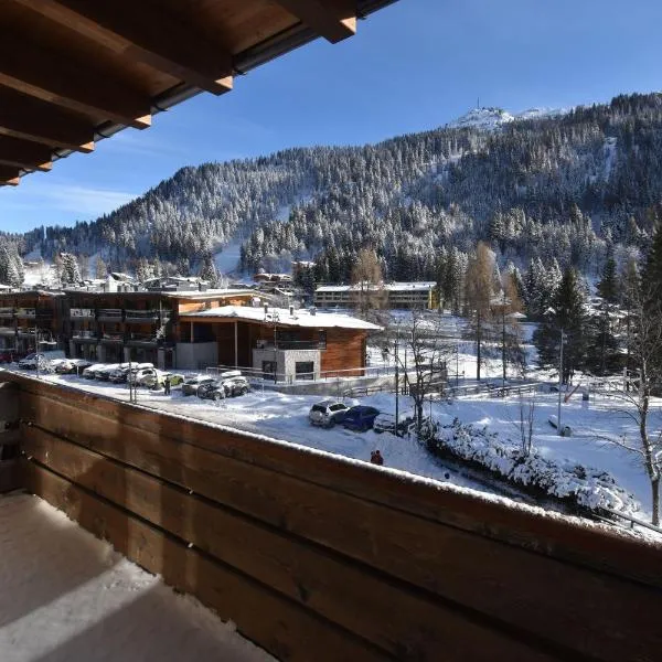 Attic Miralago MhD apartment, hotel u gradu Madona di Kampiljo
