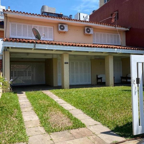 Casa 4 dormitorios 1 quadra da praia