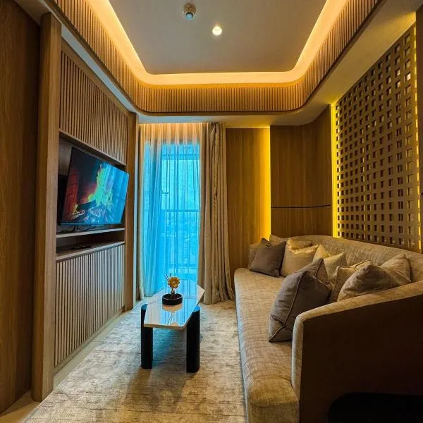 Apt Embarcadero 2BR with Netflix & Pool by Damaresa, hotel v destinaci Pondokpucung
