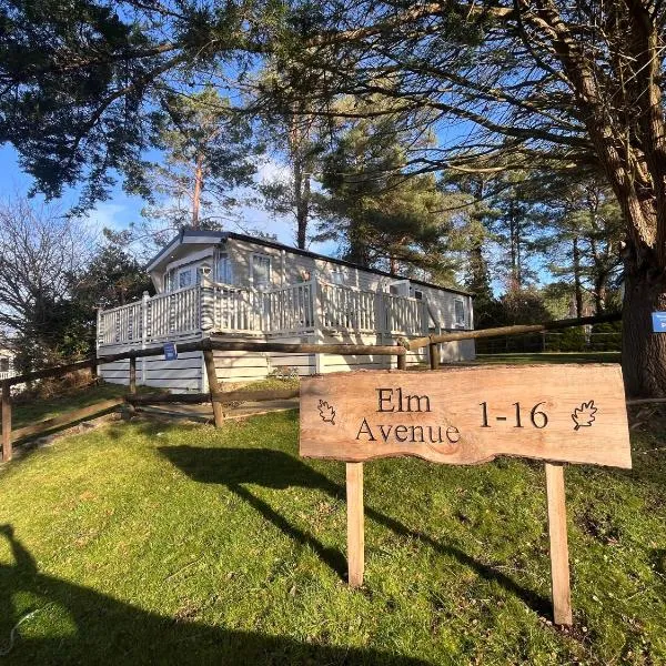 Pine Rise Caravan, hotel di Holton Heath