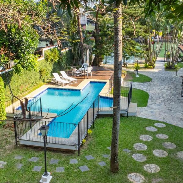 Refúgio da ilha: 6 suítes, piscina e churrasqueira