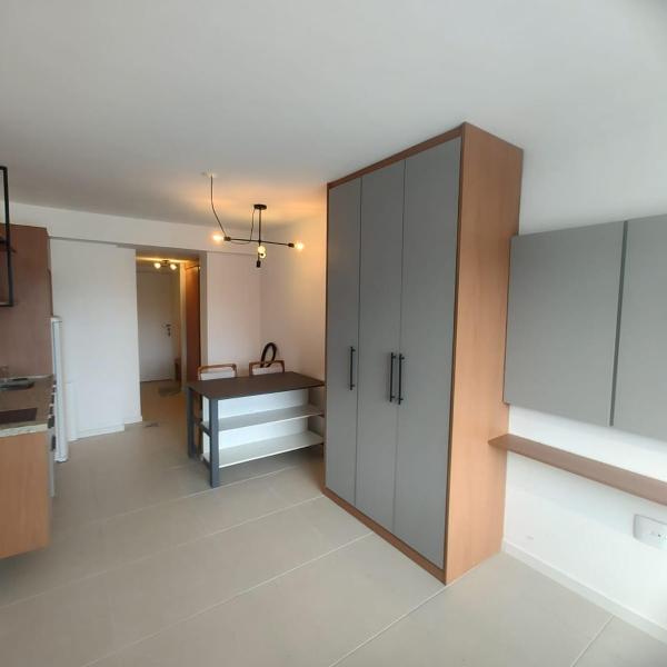 STUDIO CHARMOSO COM VARANDA E VISTA - SkyLux 2710 - Foto 4