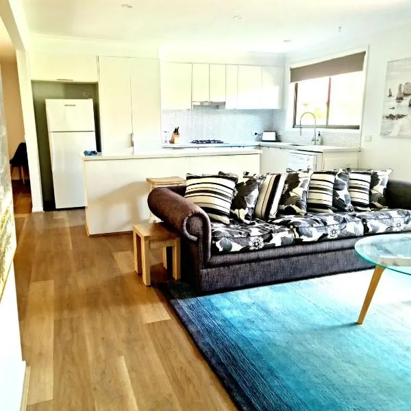 Close to beach and Mangrove walk, hotel v destinaci Batemans Bay