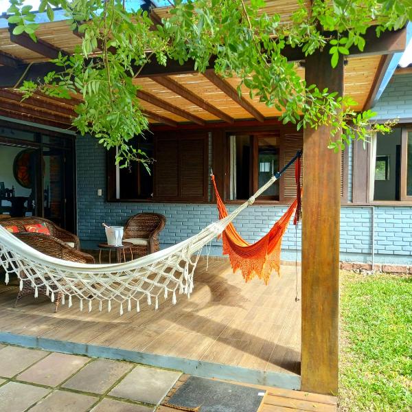 Casa Atlântida 130m da praia, 2 quadras do centro, lareira, churrasqueira, ar quente e frio nos quartos