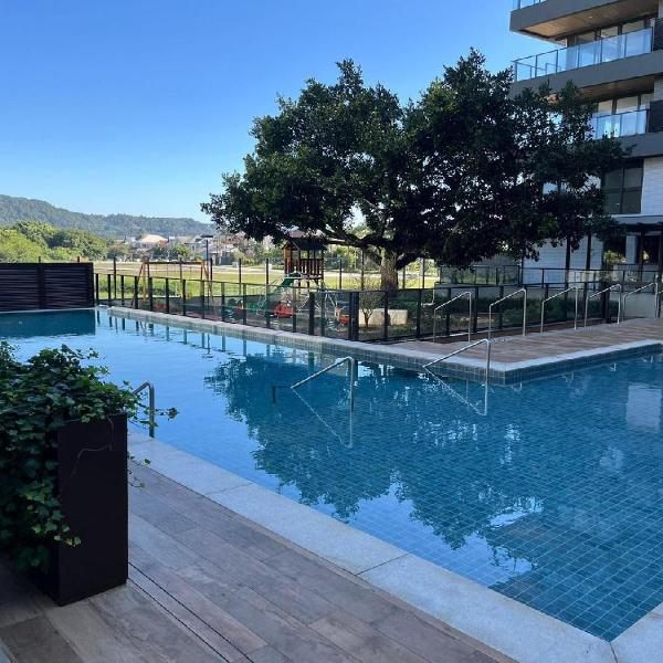 Apartamento moderno com 2 quartos, a 800m da praia Jurerê Internacional - Foto 4