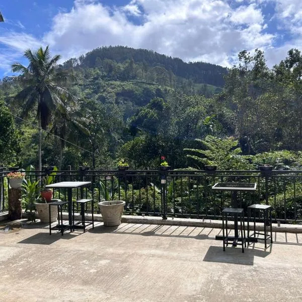 Ella Thenulya、エッラのホテル