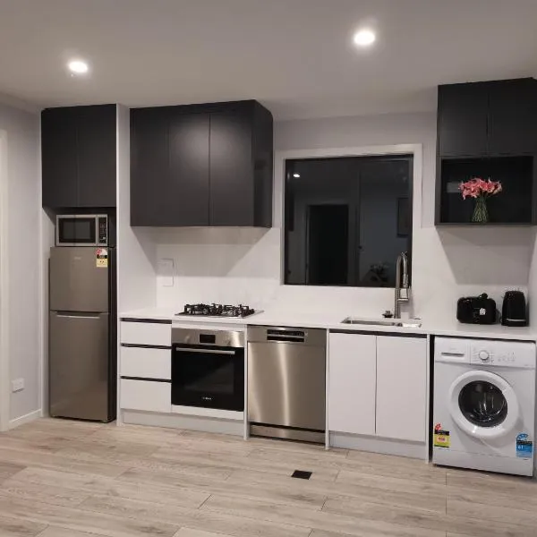 Rabbits Home- Riverside, Separate courtyard, New 1-bedroom, hotel v destinaci Hamilton