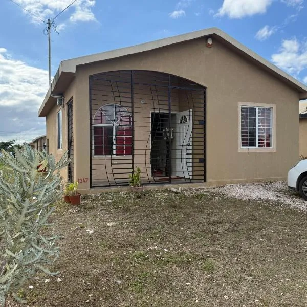 Finest Accommodation Phoenix Prk Village 1,Phase 4 lot 1347, 26 Sheawater Ave, hotel v destinaci Portmore