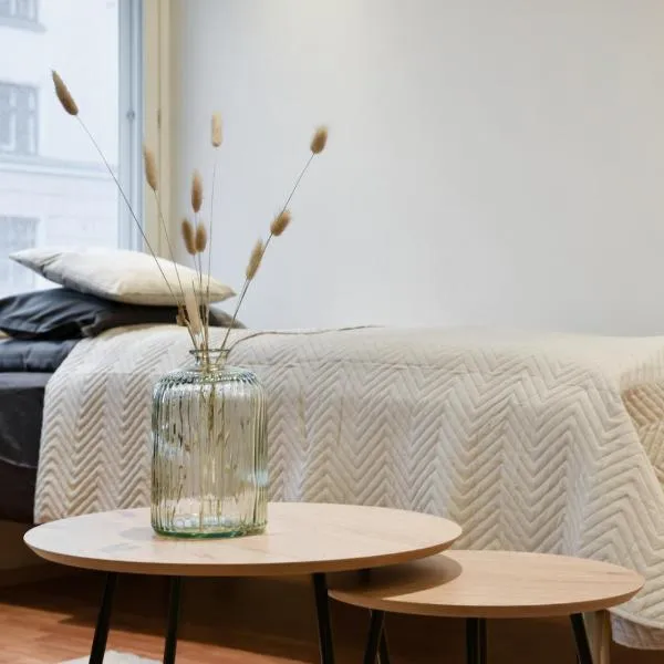 Come in! "Aninkainen" Triplet for 7 people next to Turku bus station!, hotel v destinaci Turku