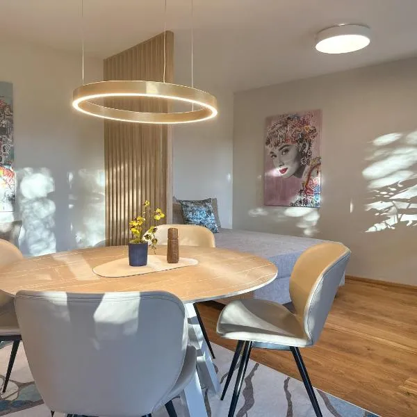 "THREE" - Premium Apartments Seekirchen, modern, zentral gelegen, hotel sa Seekirchen am Wallersee