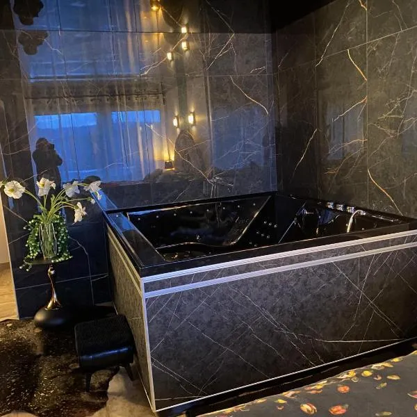 La Ronde des Bois - Romance et Bien Être - Jacuzzi privatif-piscine-patio, hótel í Mellecey