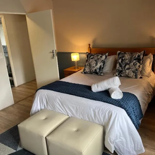 Spacious George self catering apartment for families, golfers, business travellers and couples 1 queen bed 2 sleeper couches, hotel em George