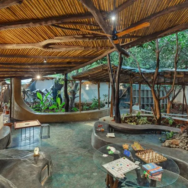 SaffronStays Maativan - 4BR Pet-Friendly Eco Villa with Private Pool, Nature Walks & Activities, ξενοδοχείο σε Vāda