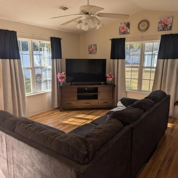 12 mi from Parris Island Cozy home, hotel in Beaufort