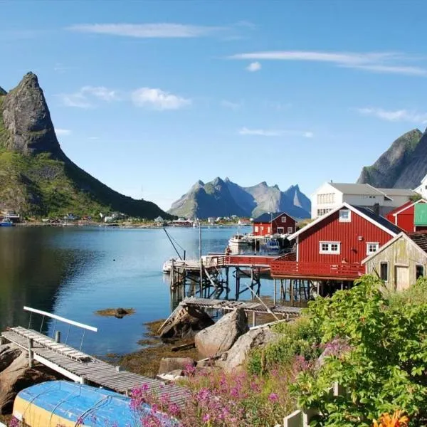 Reine Retro Villa - Cozy Villa With a Fantastic View, hotel in Reine