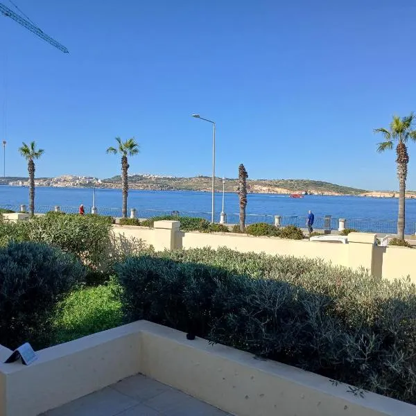 Seafront Semi-Villa with Stunning Seaview, hotel v destinaci St Paul's Bay