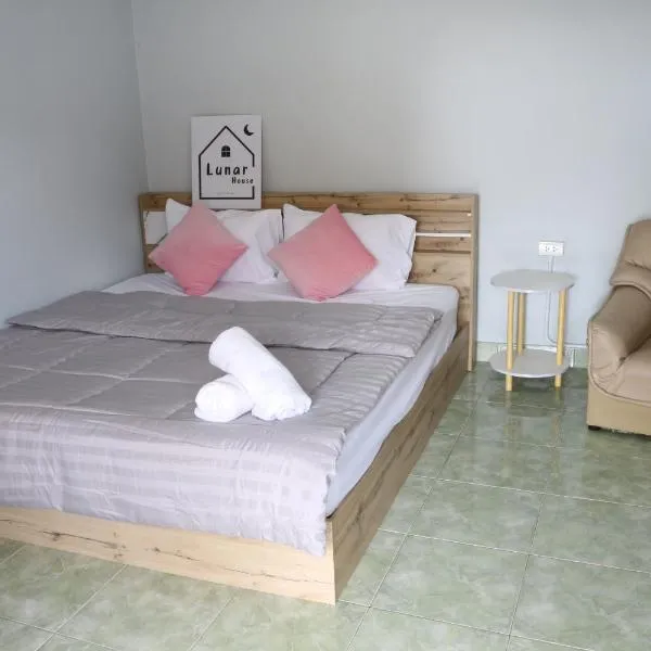 Lunar house - 2 min to Hatyai village, hotel en Songkhla