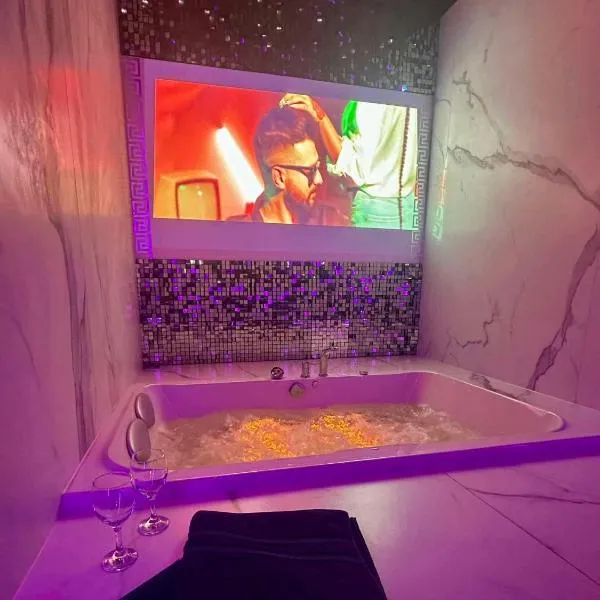 Black House B Jacuzzi, hotel in Radom