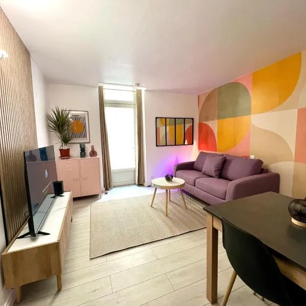 Victoria, Wifi, Terrasse, Patio, TV, Centre Historique, Charme, hotel in La Rochelle