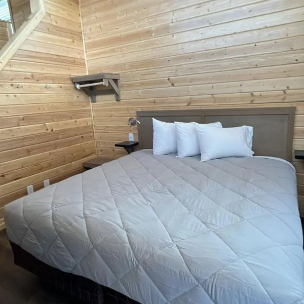 064A Brand New Peaceful Chalet with Loft & King Bed near Grand Canyon South Rim, hotel v destinaci Valle
