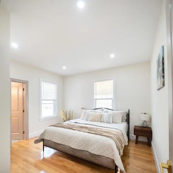 Modern 3BR & 3BA Boston Apt - Patio, Bathtub, Walk to Red Line 82, khách sạn ở Boston