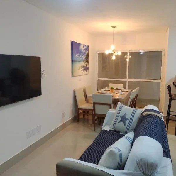 CASA SETE ENSEADA AR COND Suíte E ESTACIONAMENTO GRÁTIS e uma ótima localização na enseada, hôtel à Guarujá