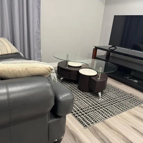 2 bedroom basement Suite, hotel v destinaci Edmonton