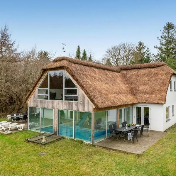 Large Pool House For 20 People, On A Large Natural Plot With Associated Forest Area, hotel en Brande