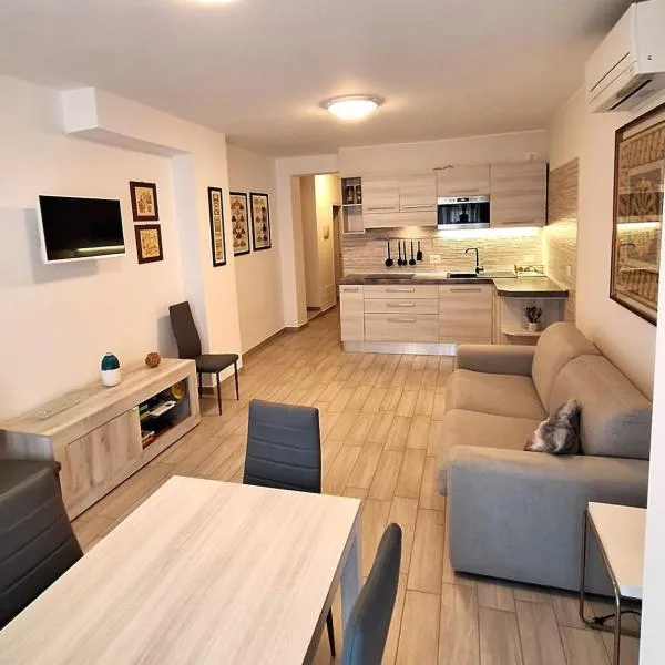 Trilocale Lazise Pool - Al Glicine Apartments, hotel a Lazise