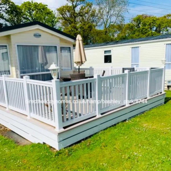 NEW FOREST Hoburne Bashley Holiday Park, Spacious Caravan Sycamore 201 Sleeps 6, hotel v destinaci New Milton