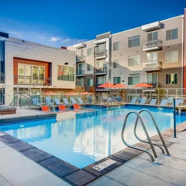 Modern Resort Styled 2BR Apt W Pool, Gym & Hot Tub, hotel in Salt Lake City