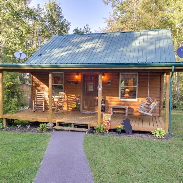 Backyard and Porch Rural Cosby Log Cabin!, khách sạn ở Cosby