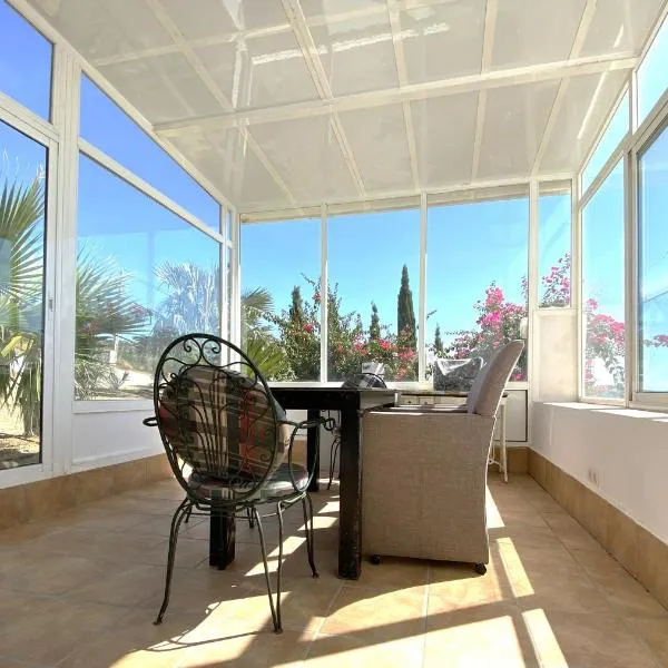 Ground floor apartment, with spectacular pool in rural holiday park FINCA EL MORALEJO, hotel v destinaci Tolox