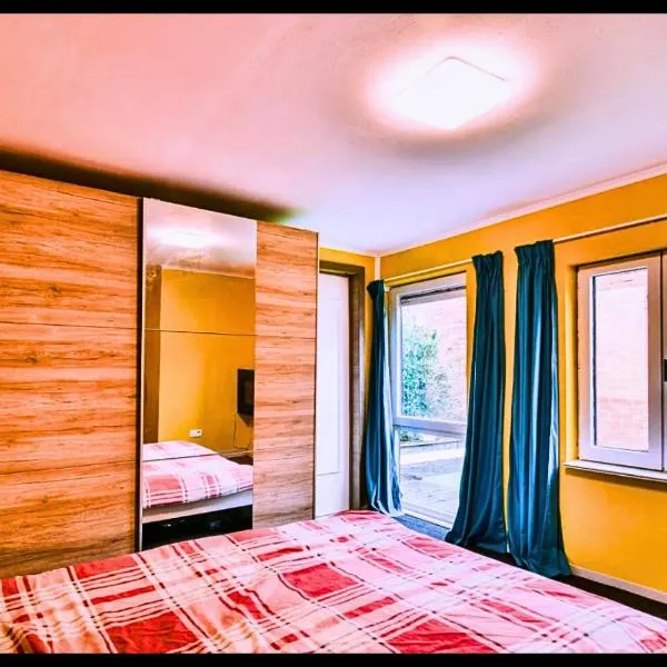 Cozy bedroom with attached bathroom Garden Free parking, hotel v destinaci Kortemark
