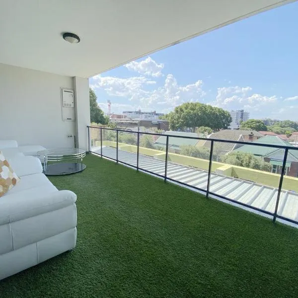 A Cozy 2B2B Apartment near Airport & Train Station, hotel in Sydney