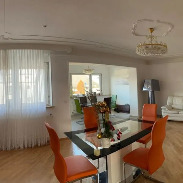 VIENNA & ENJOY `s, hotel in Leopoldsdorf