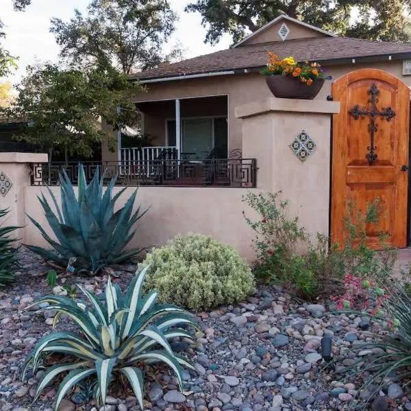 Seq Parks-House with Hot Tub Fire Pit Koi Pond Outdoor Kitchen, khách sạn ở Visalia