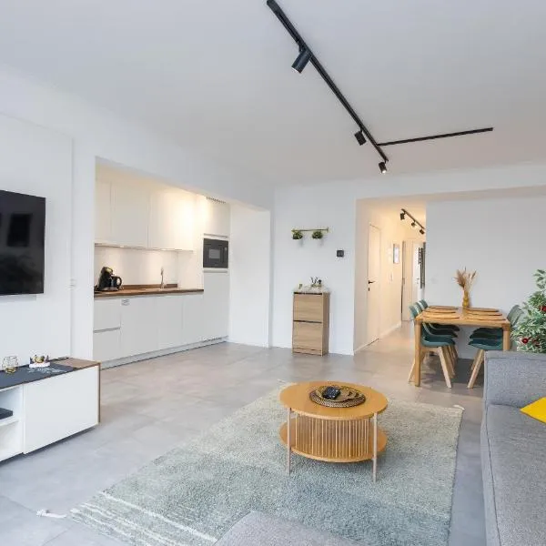Ostend Center Luxury Top Floor Apartment with Free Parking, hotel in Ostend
